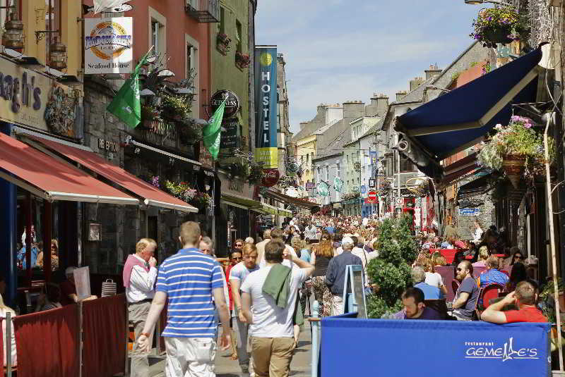 Snoozles Quay Street Tourist Hostel Galway Exterior photo