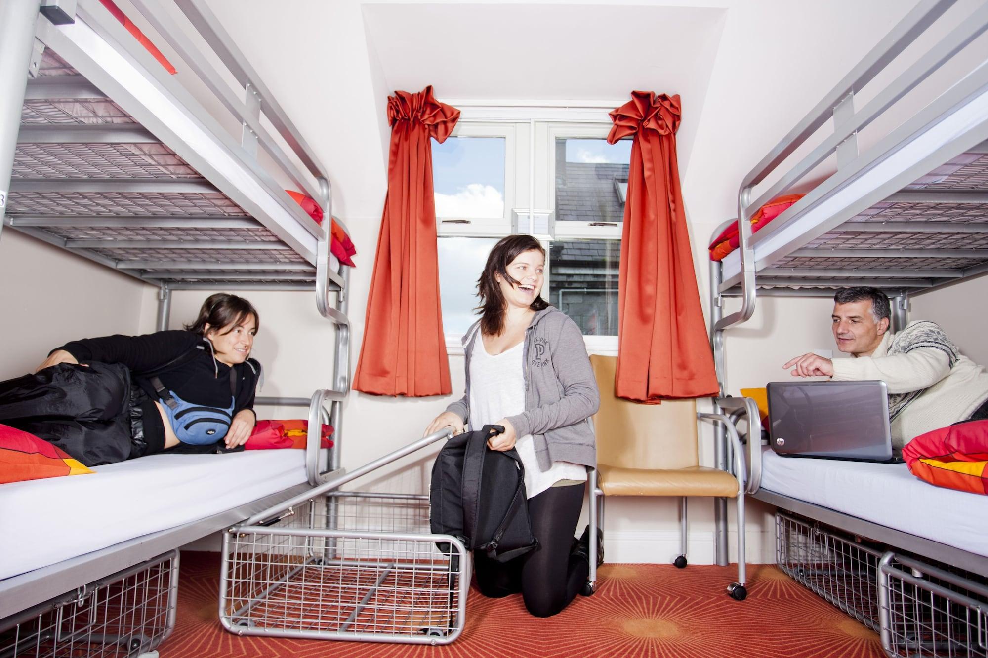 Snoozles Quay Street Tourist Hostel Galway Exterior photo