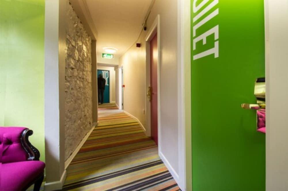 Snoozles Quay Street Tourist Hostel Galway Exterior photo