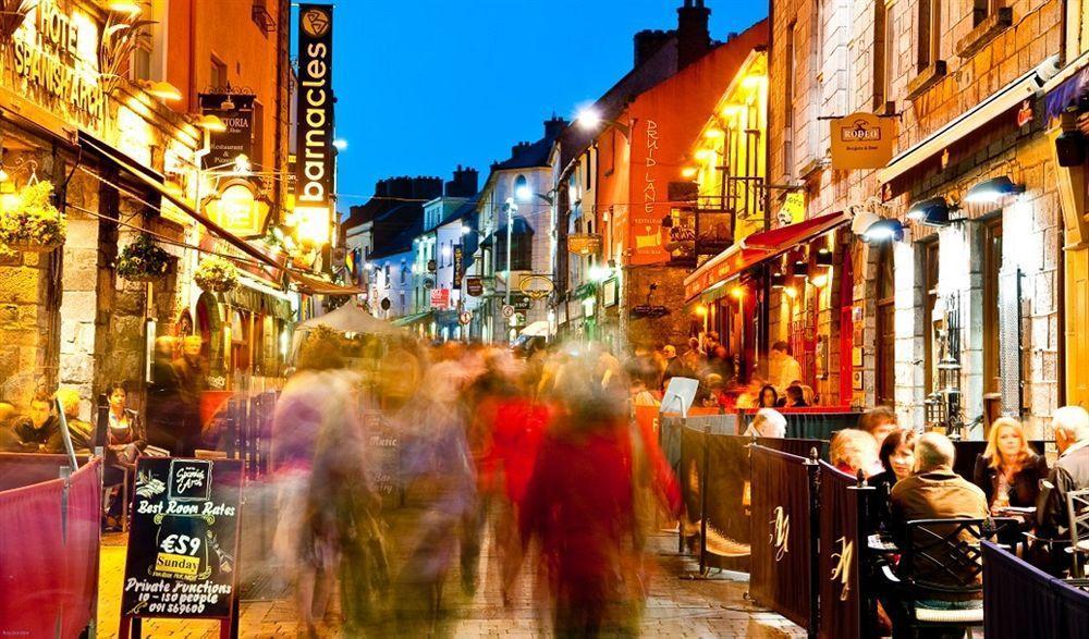 Snoozles Quay Street Tourist Hostel Galway Exterior photo