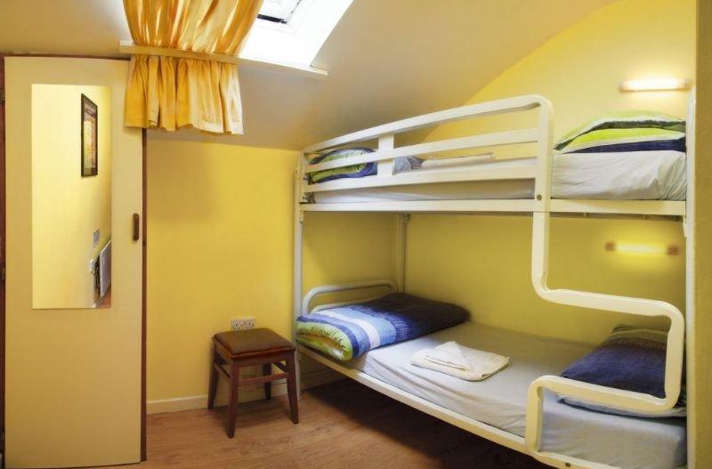 Snoozles Quay Street Tourist Hostel Galway Exterior photo