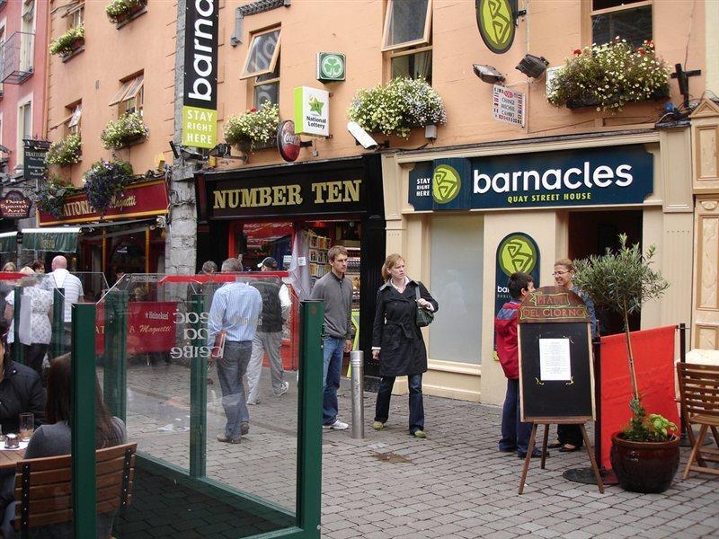 Snoozles Quay Street Tourist Hostel Galway Exterior photo