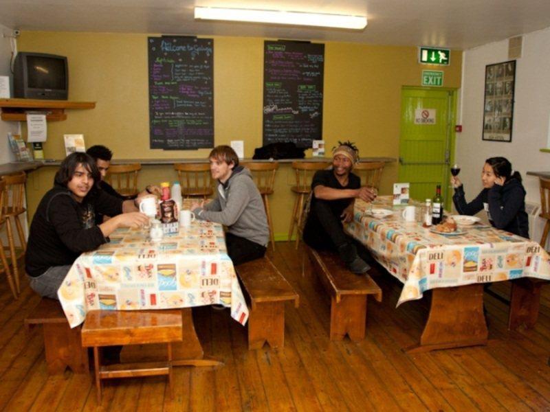 Snoozles Quay Street Tourist Hostel Galway Exterior photo