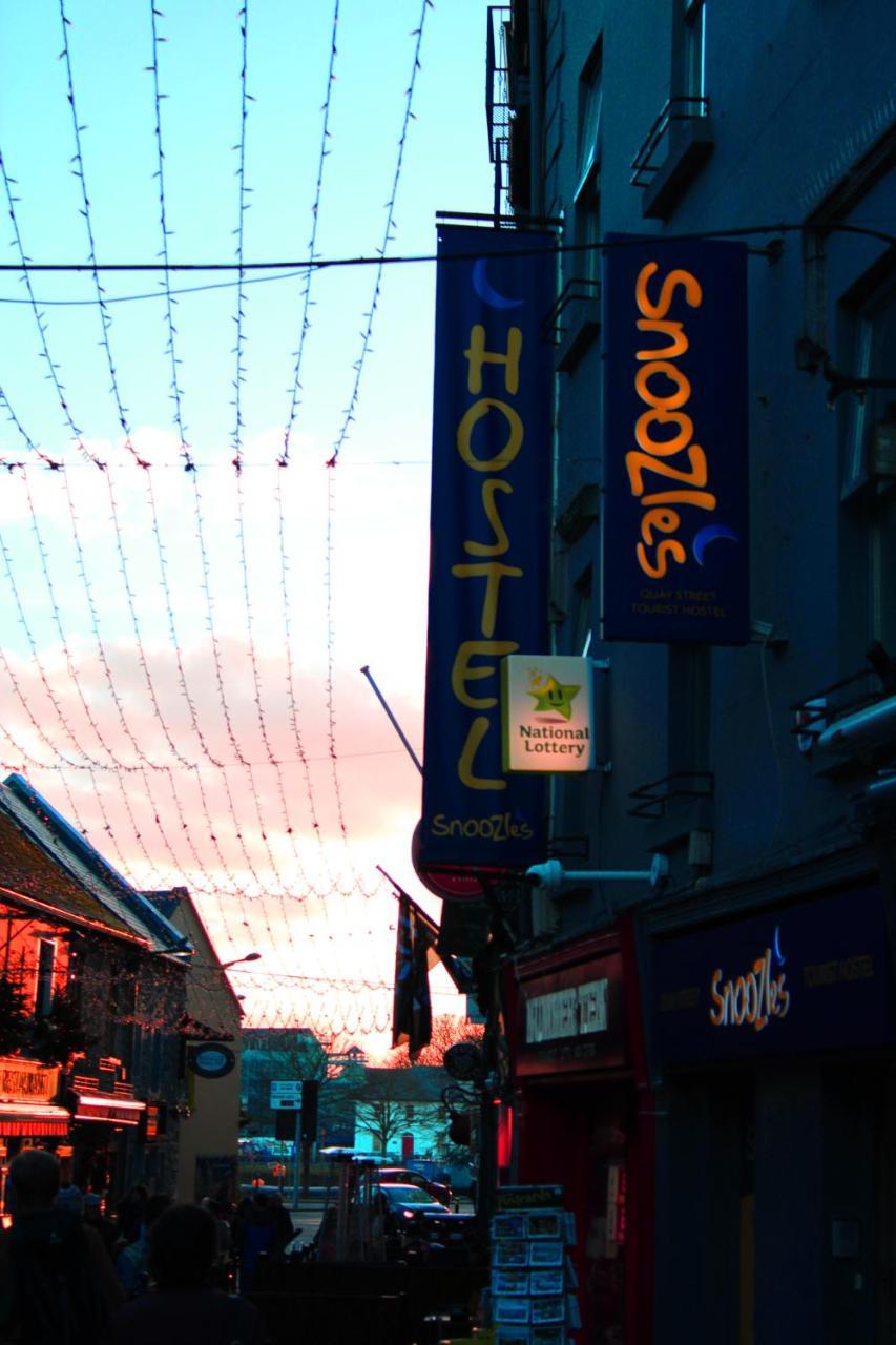Snoozles Quay Street Tourist Hostel Galway Exterior photo