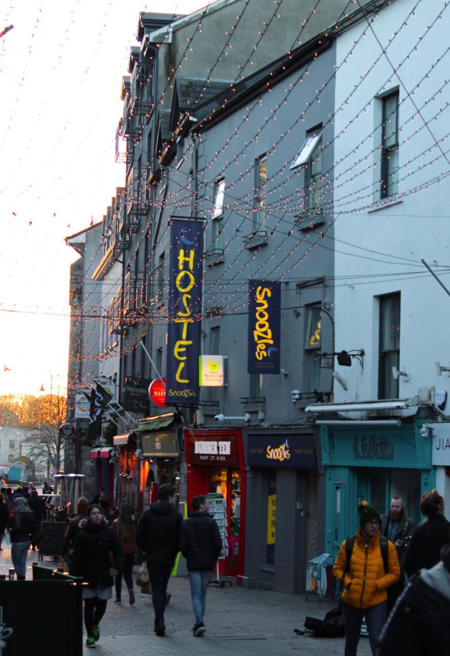 Snoozles Quay Street Tourist Hostel Galway Exterior photo