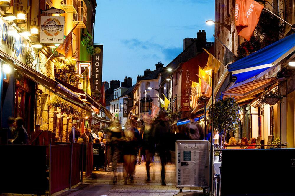 Snoozles Quay Street Tourist Hostel Galway Exterior photo