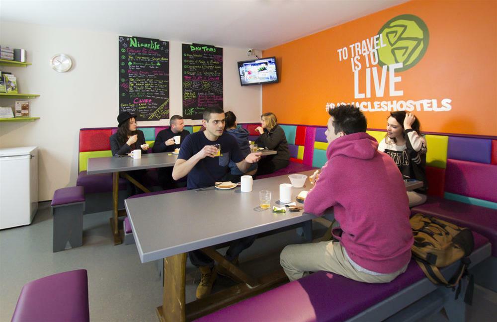 Snoozles Quay Street Tourist Hostel Galway Exterior photo