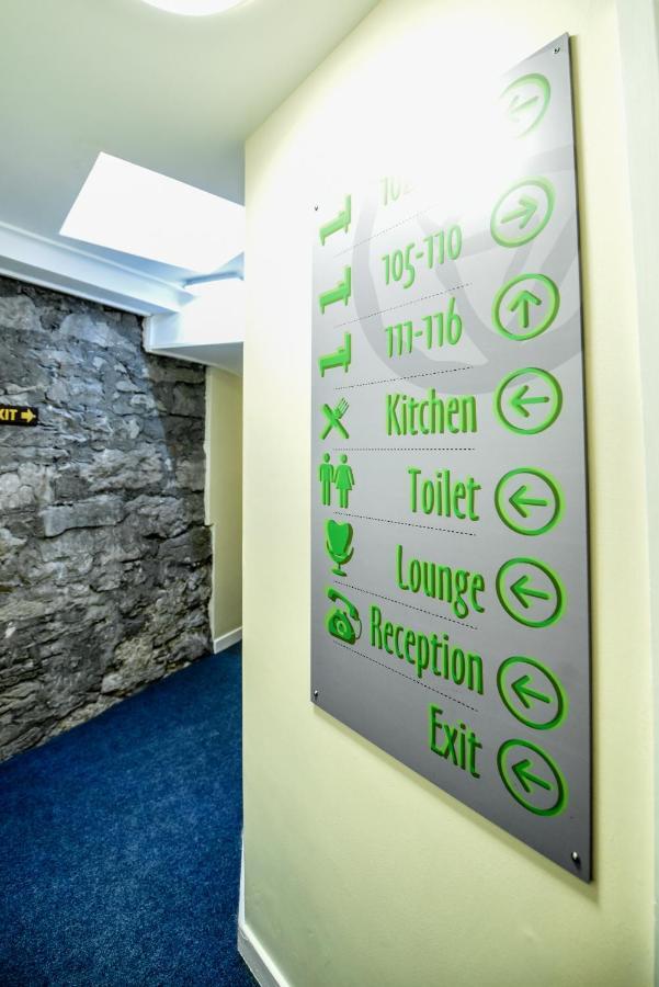 Snoozles Quay Street Tourist Hostel Galway Exterior photo
