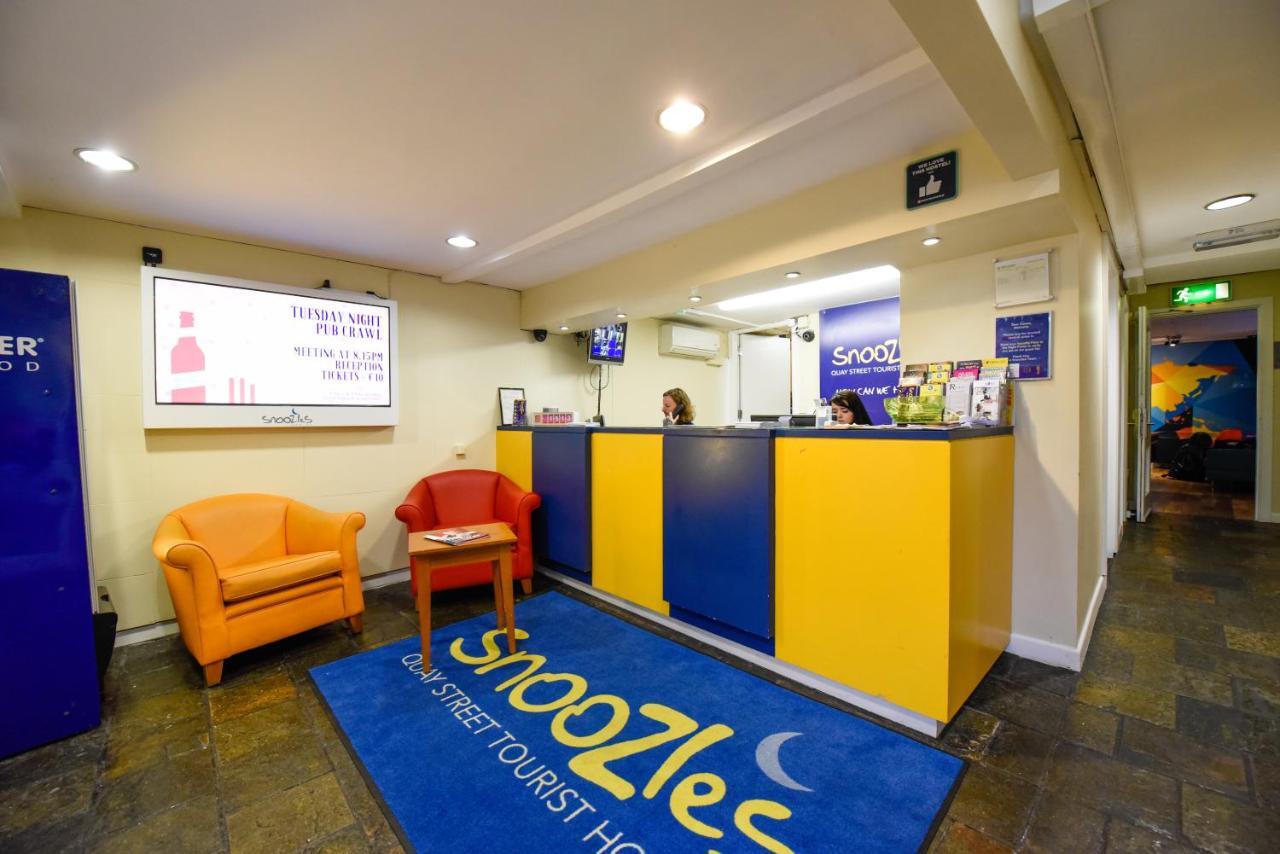 Snoozles Quay Street Tourist Hostel Galway Exterior photo
